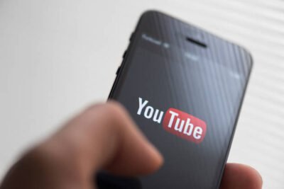 Descubra como o YouTube Shorts está competindo com o TikTok e Reels, conquistando criadores e mudando o cenário dos vídeos curtos.