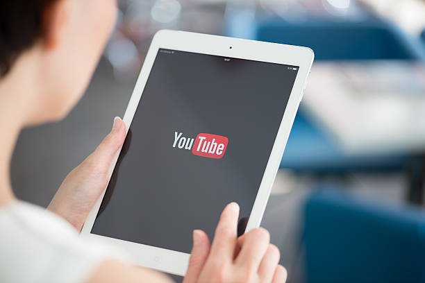 Descubra como o YouTube Shorts está competindo com o TikTok e Reels, conquistando criadores e mudando o cenário dos vídeos curtos.